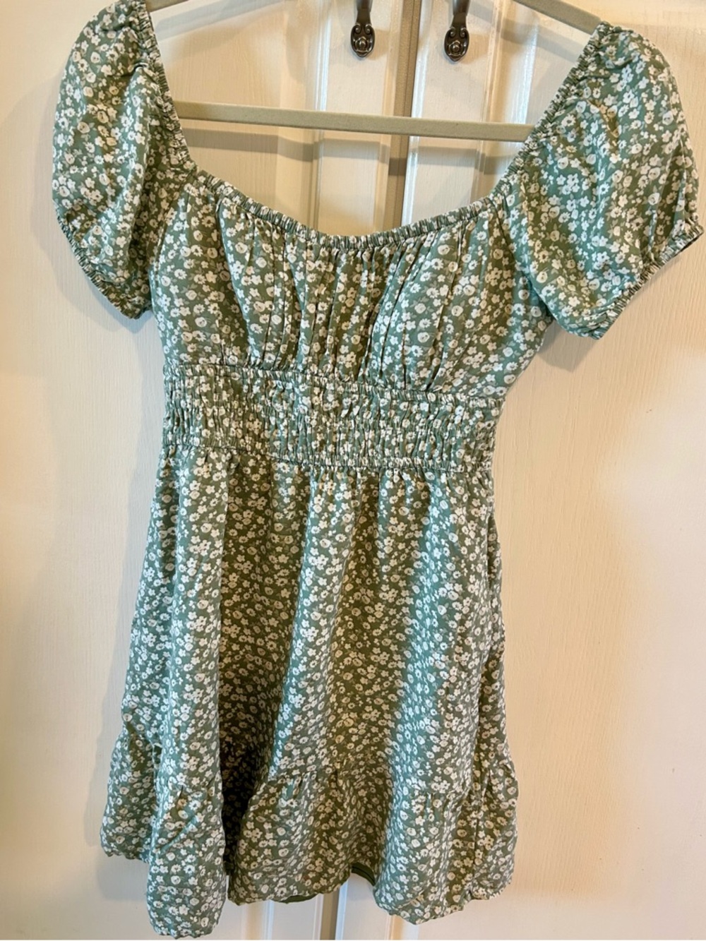 Hollister Sage Green Floral Puff-Sleeve Dress - Picture 4 of 7